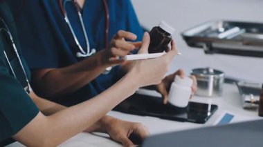 Beyaz önlüklü doktor hastanedeki hasta için bir reçete yazıyor..