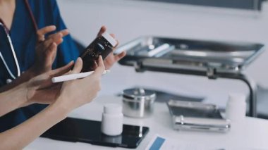 Genç doktor reçete yazıyor.