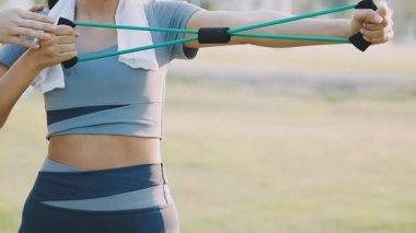 Parkta ipi olan bir kadın.