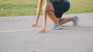 Genç bir kadın yolda koşuyor. sağlıklı yaşam tarzı ve spor.