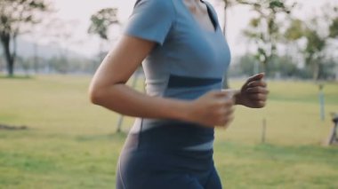 Ormanda esneme egzersizleri yapan bir kadın..