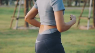 Yeşil bir alanda spor yapan bir kız.