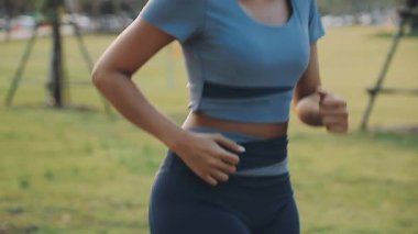 Parkta koşan genç bir kız. Sağlıklı bir yaşam tarzı. fitness.