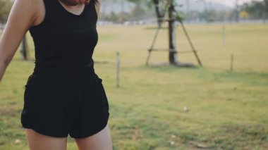 Parktaki siyah elbiseli kız.