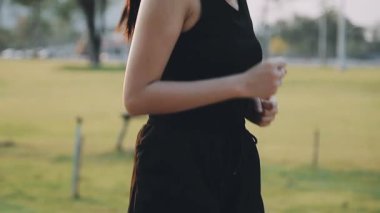 Siyah elbiseli genç kadın.