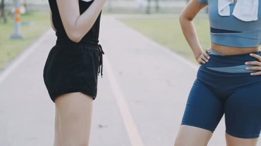 Parkta koşan kadınlar. sağlıklı yaşam tarzı