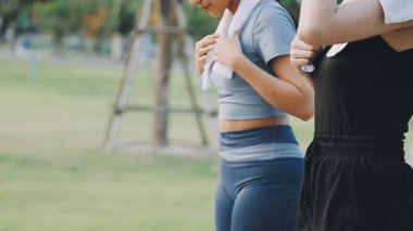 Asyalı kadınlar sabahları yoga yapıyor..