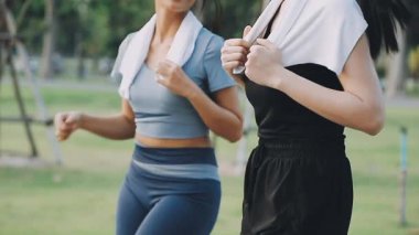 Kadın egzersiz için esneme egzersizi yapıyor..