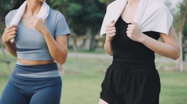 Parkta koşan kadınlar