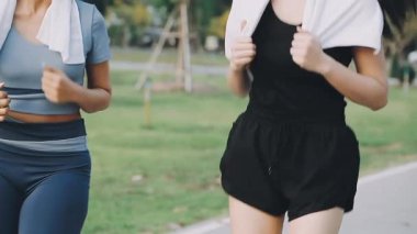 Parkta iki güzel kız