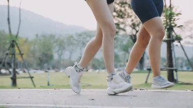 Genç bir kadın esneme egzersizi yapıyor.