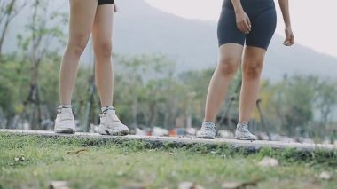 Genç çift yolda koşuyor.