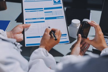 Erkek ve kadın doktorlar bir hastane odasında toplantı yapıyorlar..