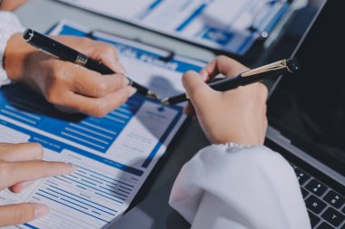 Erkek ve kadın doktorlar bir hastane odasında toplantı yapıyorlar..