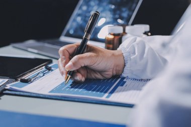 Erkek ve kadın doktorlar bir hastane odasında toplantı yapıyorlar..