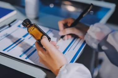 Erkek ve kadın doktorlar bir hastane odasında toplantı yapıyorlar..