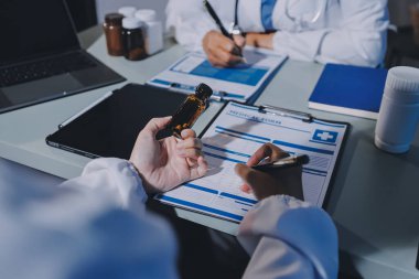 Erkek ve kadın doktorlar bir hastane odasında toplantı yapıyorlar..