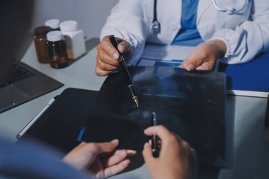 Erkek ve kadın doktorlar bir hastane odasında toplantı yapıyorlar..