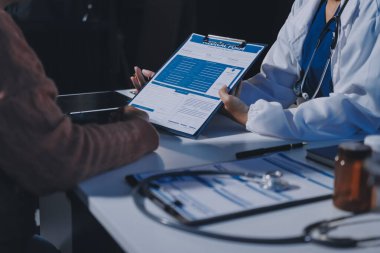 Uzman doktor bir hastaya ilaç götürmeyi açıklıyor. Sağlık ve İlaç danışmanlığı.