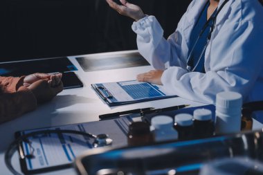 Uzman doktor bir hastaya ilaç götürmeyi açıklıyor. Sağlık ve İlaç danışmanlığı.