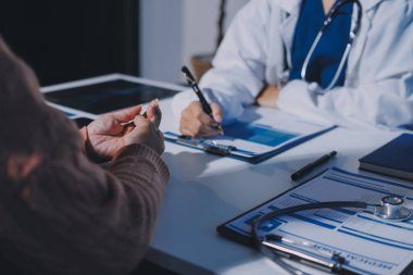 Uzman doktor bir hastaya ilaç götürmeyi açıklıyor. Sağlık ve İlaç danışmanlığı.