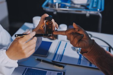 Uzman doktor bir hastaya ilaç götürmeyi açıklıyor. Sağlık ve İlaç danışmanlığı.