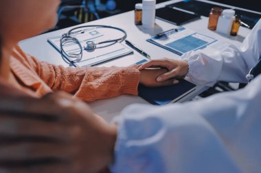 Asyalı kadın elleri yaşlı kadın ellerine dokunuyor hastanede yaşlılara yardım eden eller.