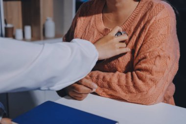 Doktor, hastanın kalp ritminin anormal mi yoksa normal mi olduğunu analiz etmek ve anlamak için kalbini inceler ve ilave tedavi için hastadan sonuçlar alır..