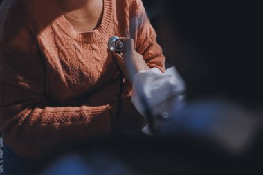 Doktor, hastanın kalp ritminin anormal mi yoksa normal mi olduğunu analiz etmek ve anlamak için kalbini inceler ve ilave tedavi için hastadan sonuçlar alır..