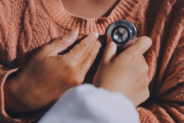 Doktor, hastanın kalp ritminin anormal mi yoksa normal mi olduğunu analiz etmek ve anlamak için kalbini inceler ve ilave tedavi için hastadan sonuçlar alır..