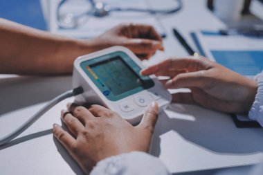 Hemşire masada yaşlı kadının kan basıncını ölçtü, yakın çekim. Üst düzey nesillere yardımcı olmak