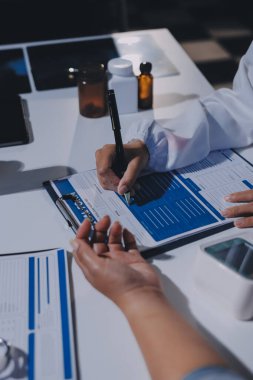 Hemşire masada yaşlı kadının kan basıncını ölçtü, yakın çekim. Üst düzey nesillere yardımcı olmak