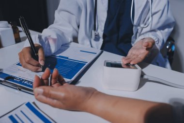 Hemşire masada yaşlı kadının kan basıncını ölçtü, yakın çekim. Üst düzey nesillere yardımcı olmak