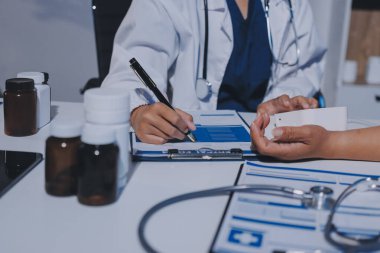 Hemşire masada yaşlı kadının kan basıncını ölçtü, yakın çekim. Üst düzey nesillere yardımcı olmak