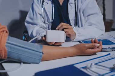 Hemşire masada yaşlı kadının kan basıncını ölçtü, yakın çekim. Üst düzey nesillere yardımcı olmak