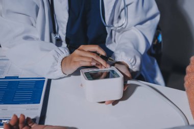 Hemşire masada yaşlı kadının kan basıncını ölçtü, yakın çekim. Üst düzey nesillere yardımcı olmak