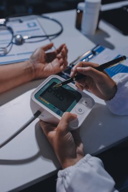 Hemşire masada yaşlı kadının kan basıncını ölçtü, yakın çekim. Üst düzey nesillere yardımcı olmak