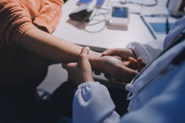 Hastanede Ortopedi uzmanı muayene hasta