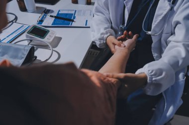 Hastanede Ortopedi uzmanı muayene hasta