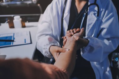 Hastanede Ortopedi uzmanı muayene hasta