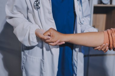 Hastanede Ortopedi uzmanı muayene hasta