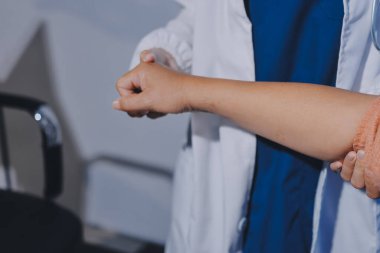 Hastanede Ortopedi uzmanı muayene hasta