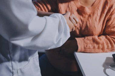 Hastanede Ortopedi uzmanı muayene hasta