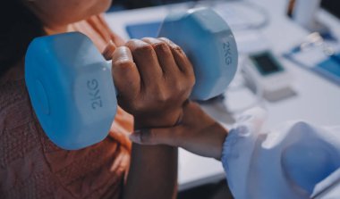 Klinikte dambıllar, fizik tedavi konsepti kullanan hastalarla fizyoterapist eğitimi