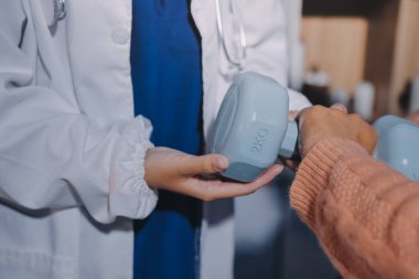 Klinikte dambıllar, fizik tedavi konsepti kullanan hastalarla fizyoterapist eğitimi