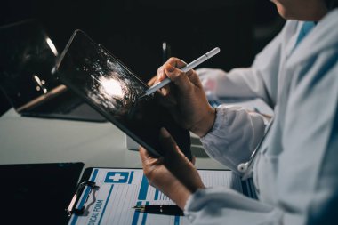 Erkek ve kadın doktorlar bir hastane odasında toplantı yapıyorlar..