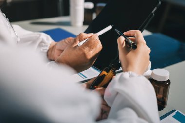 Erkek ve kadın doktorlar bir hastane odasında toplantı yapıyorlar..