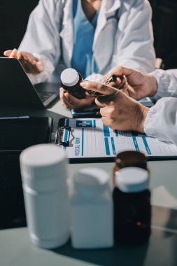 Erkek ve kadın doktorlar bir hastane odasında toplantı yapıyorlar..