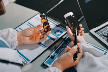 Erkek ve kadın doktorlar bir hastane odasında toplantı yapıyorlar..