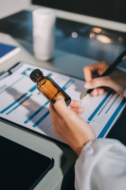 Erkek ve kadın doktorlar bir hastane odasında toplantı yapıyorlar..